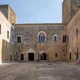 ...accediamo all�ampio ed elegante cortile...
